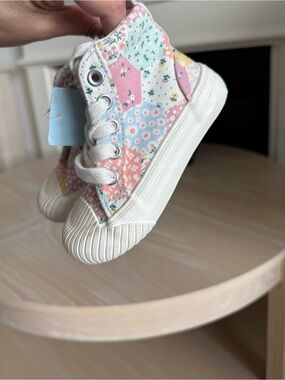 Baby girl/toddler white High-Top ditsy Floral Canvas Sneakers with patchwork•NWT